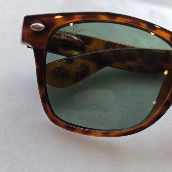 Ray-Ban Vintage 1990s Wayfarer Tortoise Shell Sunglasses With Case - Picture 2 of 12